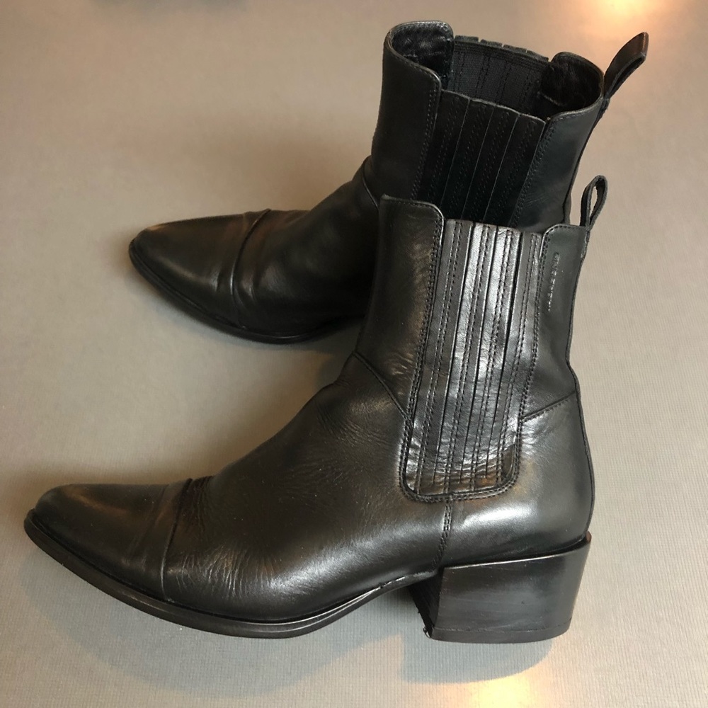Vagabond black leather pointy toe pull on boots 38